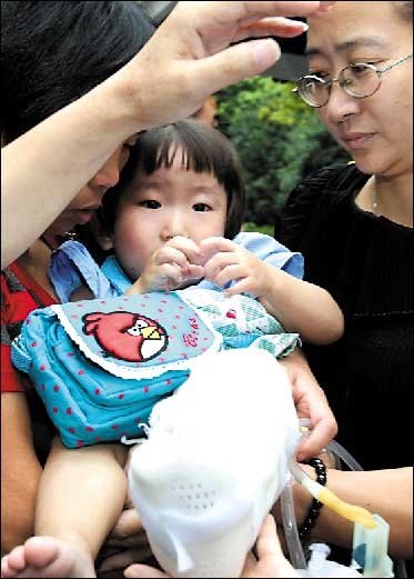 伊伊 转院 昨天,小伊伊从温州转至上海交通大学医学院附属新华医院进行治疗。 两岁半的项玮伊是动车追尾事故中最后一名被救出的伤员,左腿受伤严重,并出现挤压综合征。 新华社发