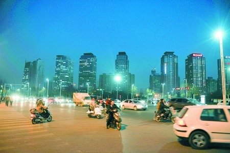 灯火辉煌下的郑东新区车水马龙、人流如织。