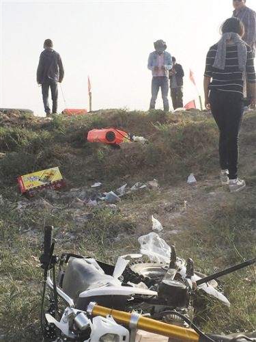 青海省格尔木草原金鱼湖草场,前来抢摘的外来者和草原看守者发生冲突,抢摘者的摩托车被砸毁 点击进入下一页